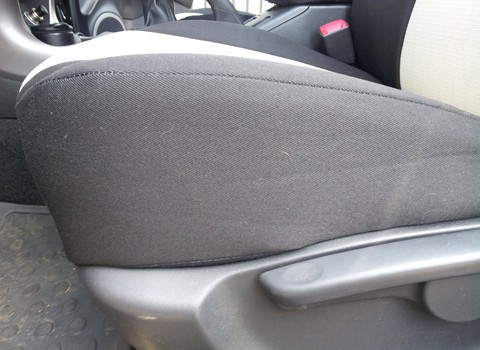 Toyota RAV4 siedziska przody profilowane